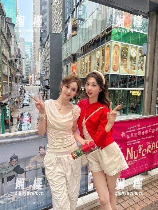 GIRLT果团网-龚玥菲 GIRLT果团网 - 清澈泳池映衬下的龚玥菲,私房图包散发迷人魅力