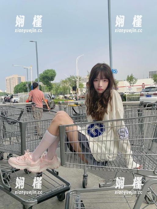 IMiss爱蜜社 - 张思允套装写真高清壁纸，感受她独特风格与时尚气息的完美结合。