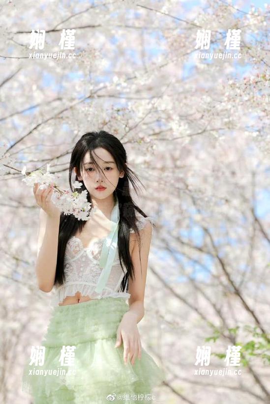MintYe薄荷叶 - 最新更新：Sukki女友写真原图，带你窥探她的优雅与魅力