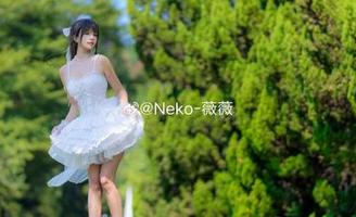 超火的Neko薇薇吊带风格套图，汇集多种姿态的迷人写真合集，让你眼前一亮！