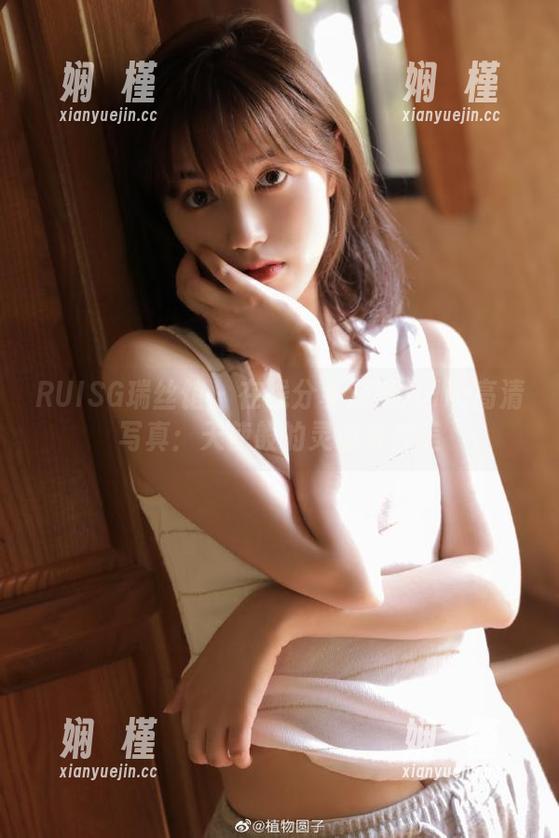 RUISG瑞丝馆 - 在线分享深紫Julie高清写真：天使般的灵动与柔美