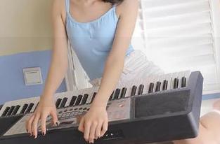不容错过的最新Rioko凉凉子厨娘写真集，展示美味与美丽的完美结合