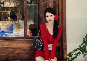 热门更新：Rioko凉凉子毛衣写真图片，带你感受柔软与温暖的交融