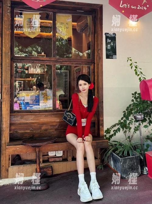 热门更新：Rioko凉凉子毛衣写真图片，带你感受柔软与温暖的交融