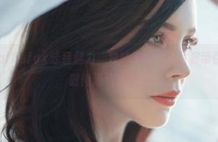 感受Sayathefox泳装魅力，独特原图和图片将带你走进她的时尚海滩梦境！