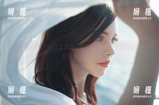 感受Sayathefox泳装魅力，独特原图和图片将带你走进她的时尚海滩梦境！