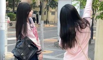 TouTiao头条女神 - 融合时尚与艺术的魅力，刘菲菲灰丝图包精选不容错过！