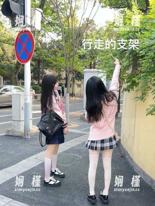 TouTiao头条女神 - 融合时尚与艺术的魅力，刘菲菲灰丝图包精选不容错过！