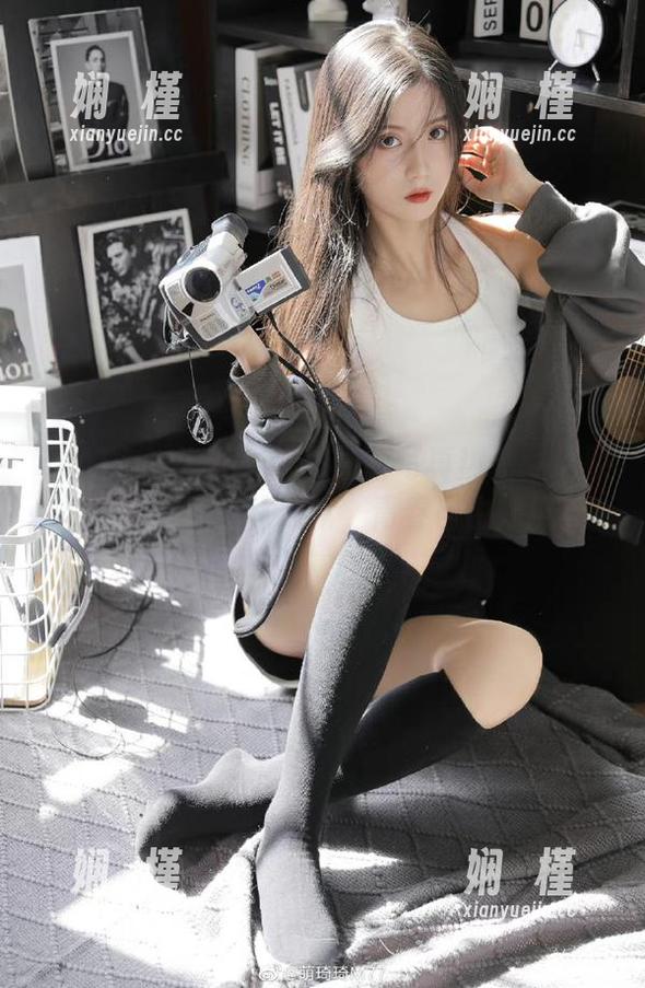 TouTiao头条女神 - 最新写真热潮：周熙妍的少女风格照片，青春自由如风