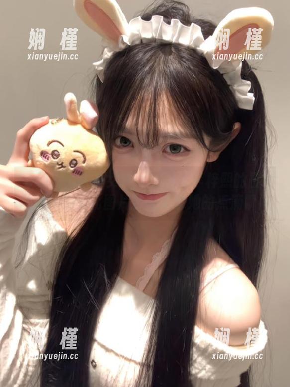 TouTiao头条女神 - 畅游在李梓熙的日常世界：多元化图片合集记录她的点滴瞬间