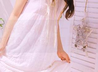 TouTiao头条女神 - 白一晗的自拍写真：一系列令人心动的精致图片展示