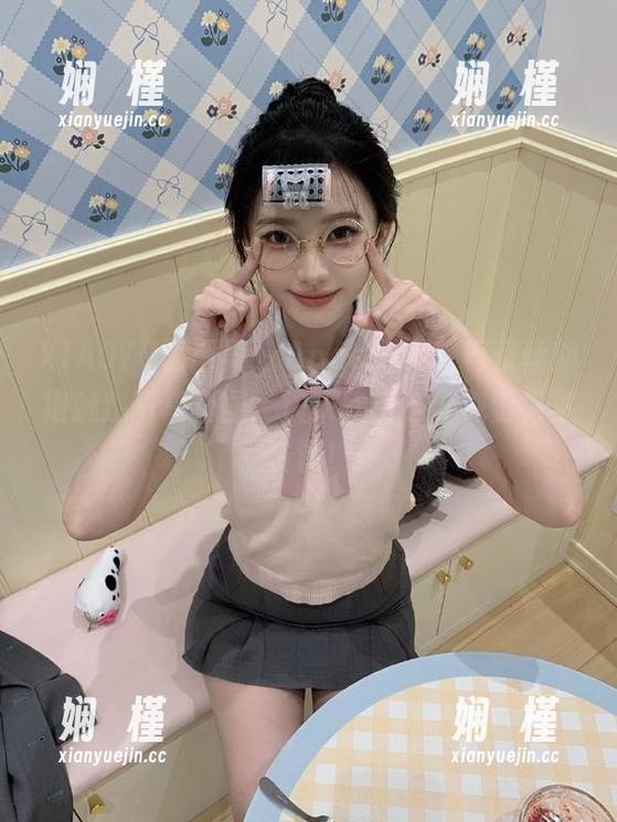 XIAOYU语画界-Angela小热巴 XIAOYU语画界 - Angela小热巴蕾丝旗袍魅惑写真套图,快来欣赏这份视觉盛宴资源!