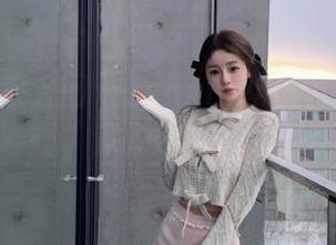 Xiuren秀人网 - Jennifer小若黑色写真美图套图,深入解析她的时尚灵感