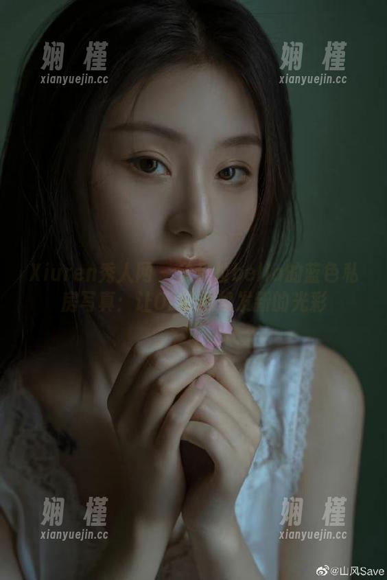 Xiuren秀人网 - 余贝拉bella的蓝色私房写真：让OL制服焕发新的光彩