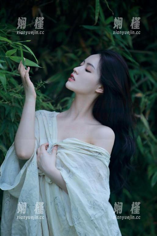 Xiuren秀人网 - 林文文全套眼镜作品，灵动与优雅交织，尽情展现她独特的风格与气质！