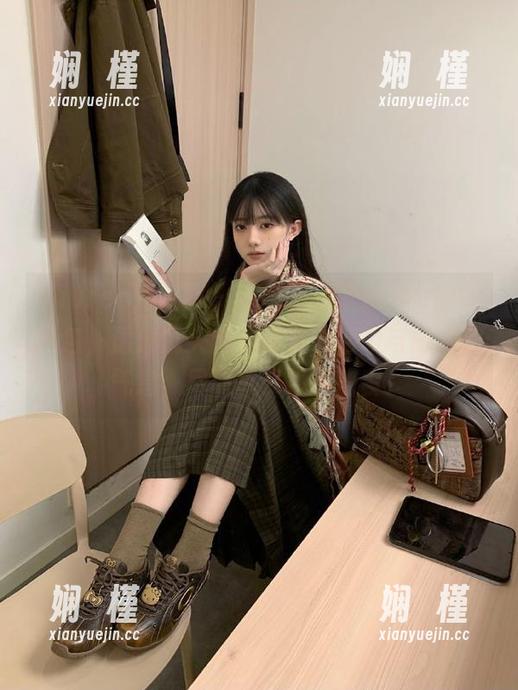 Xiuren秀人网 - 观看狐小妖Baby短裤图包，透过镜头感受青春的活力与时尚的气息，尽情享受视觉盛宴！