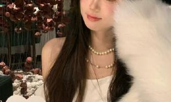 Xiuren秀人网 - 白色写真：黄可Christine在镜头下的优雅与个性照片尽显无遗