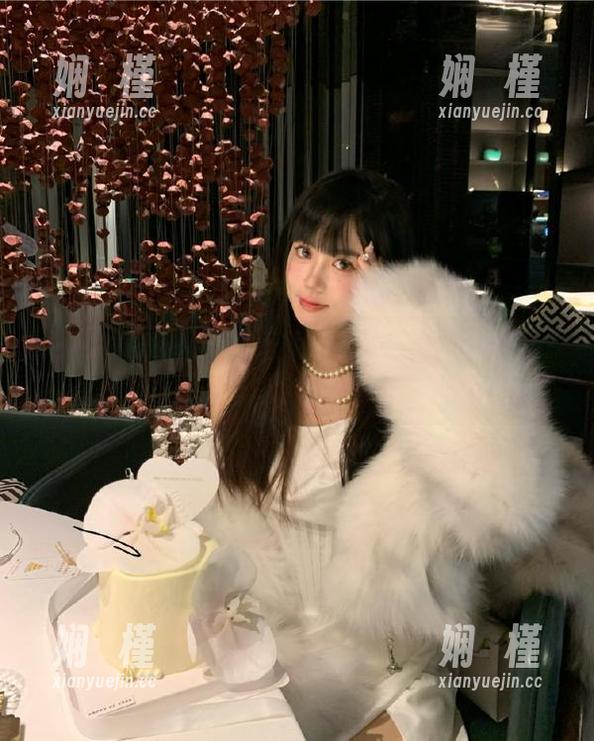 Xiuren秀人网 - 白色写真：黄可Christine在镜头下的优雅与个性照片尽显无遗
