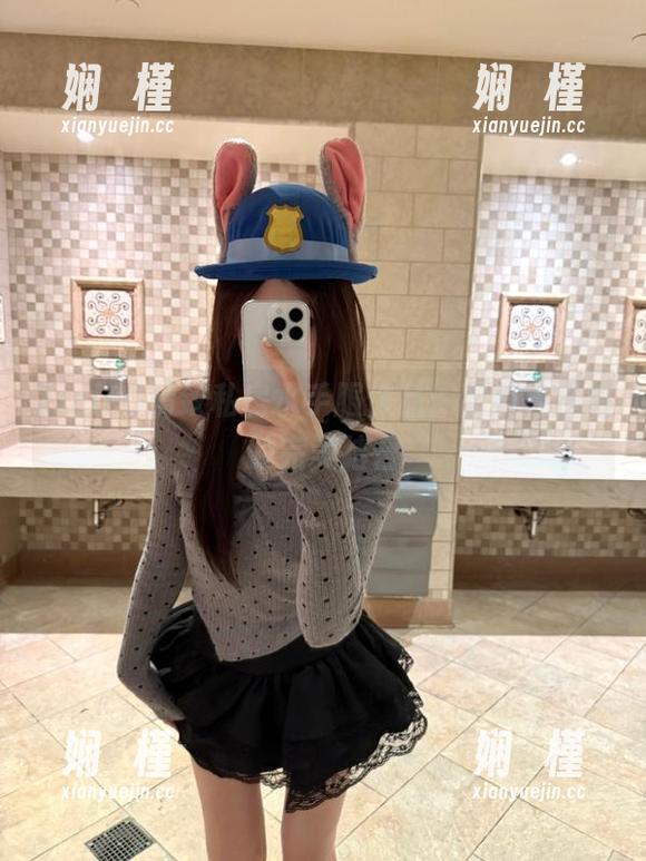 ZinieQ精致私房水手服作品：甜美与性感的完美结合