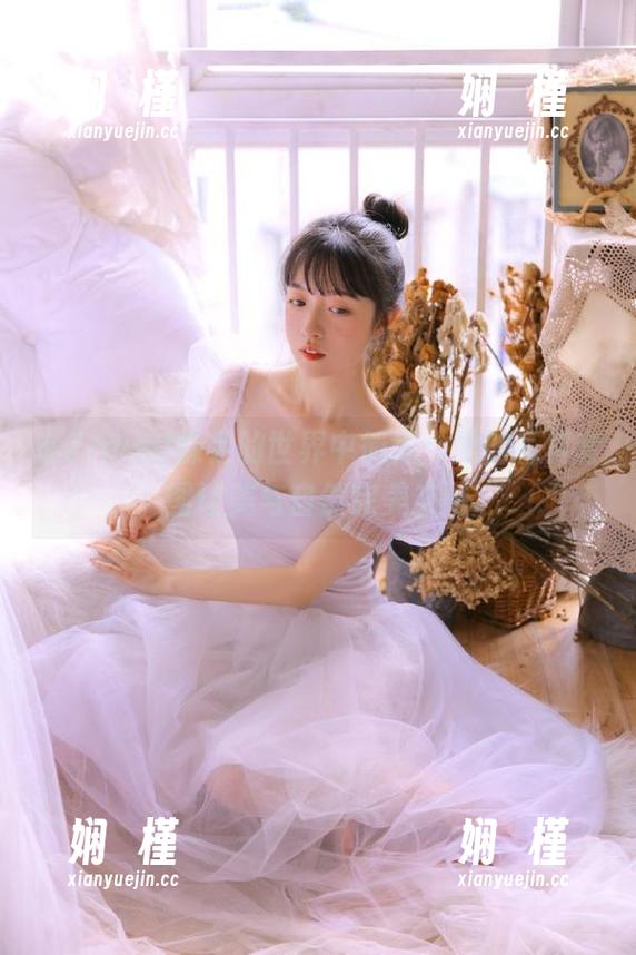在ZinieQ裸足的世界中徜徉：她的写真套图让美与自然完美交融