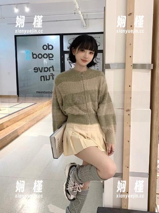 不爱笑的赛琳 微密圈 - 最新不爱笑的赛琳泳池摄影作品,美图展现了无与伦比的青春与活力