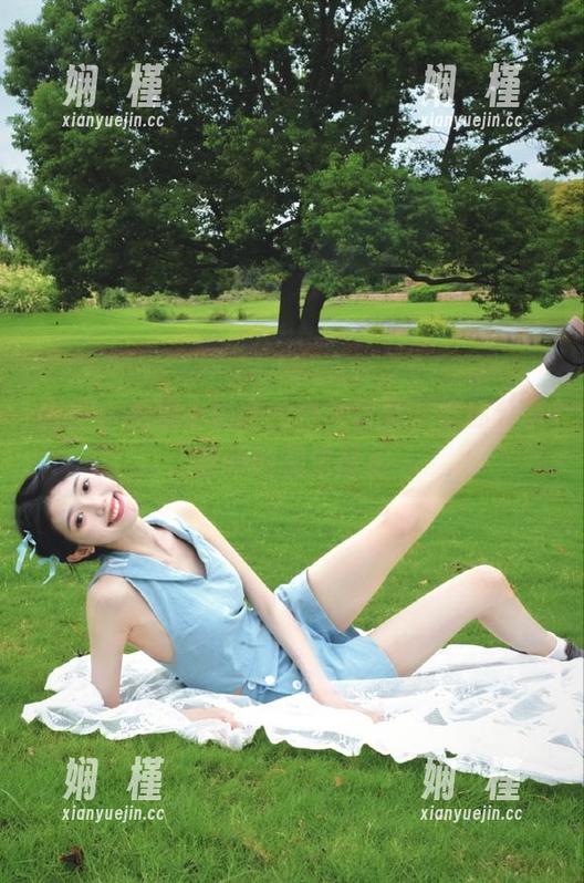 丽柜 - 拍摄小璐璐的白裙写真，与你分享独特的视觉盛宴