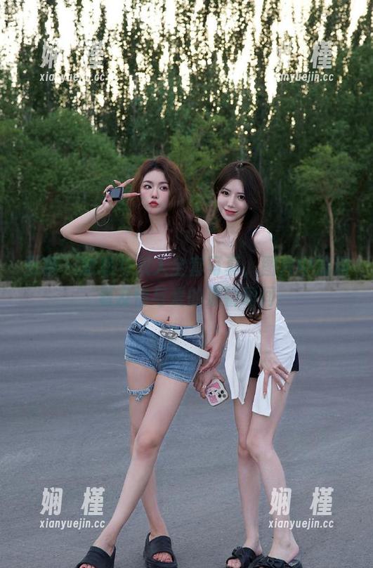 丽柜 - 悠悠与双人全套写真，图片中流淌着友情与爱的温馨瞬间