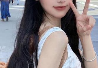 丽柜 - 精选黄芬纯白写真集,感受光影交错下的艺术韵味