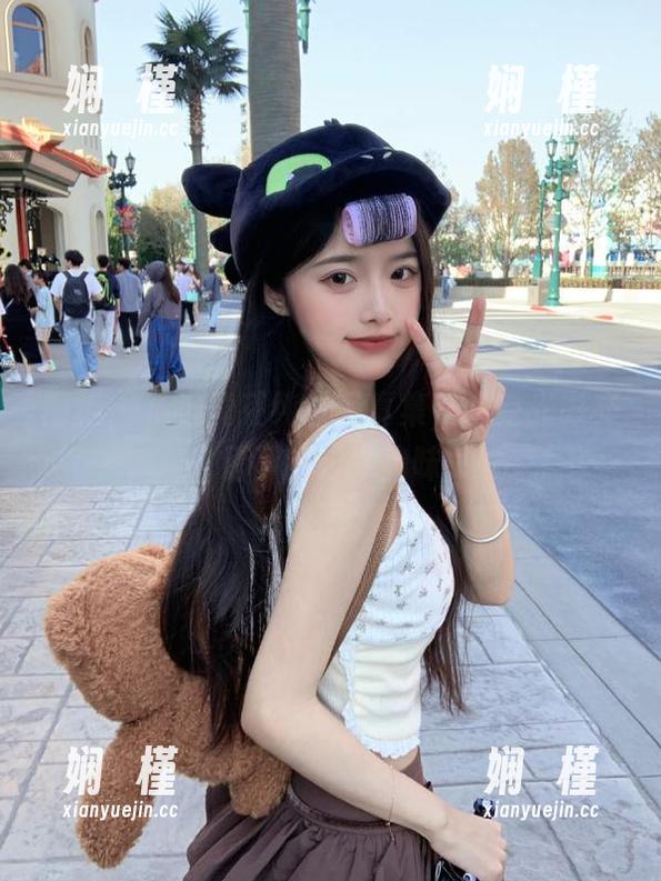 丽柜 - 精选黄芬纯白写真集，感受光影交错下的艺术韵味