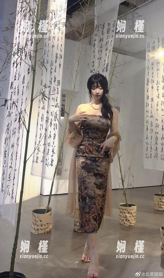 在蓝天白云下，九曲Jean为你呈现霞之丘诗羽夏季校服写真合集，初夏的浪漫尽在其中！