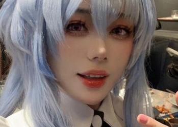在九言的海边写真合集更新中，感受波涛拍打心灵的力量