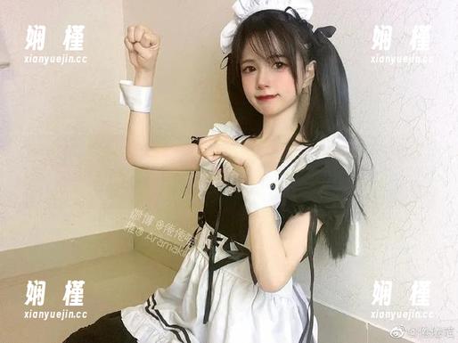 领略倦倦喵的吊带白丝魅力，这组写真让你目不转睛的图片