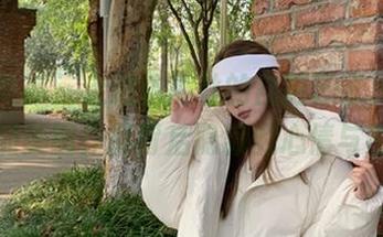 克拉女神 - 走进依娜丝的自拍艺术，探索她的美图作品背后隐藏的心情与思考