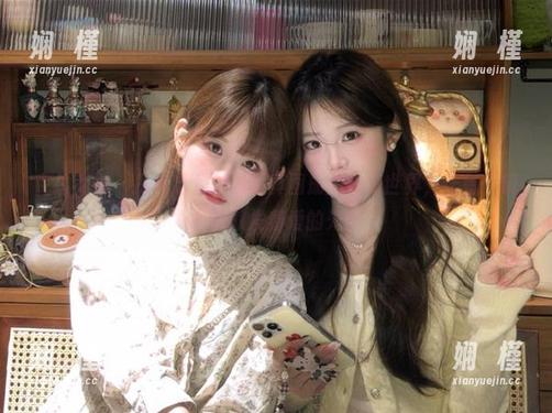 克拉女神 - 探索芝月双人写真图册的奇幻世界，让每个镜头都散发着爱的光芒