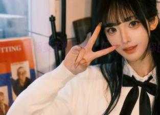 克拉女神 - 获取雅楠超美圣诞写真，免费下载让你的节日更精彩！