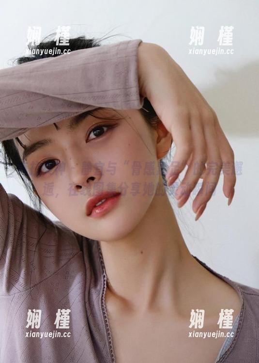 克拉女神-静宜 克拉女神 - 静宜与“骨感素足”的完美邂逅,在线图集分享她的灵动瞬间