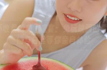 永不收费的美图盛宴：兔玩映画的紫色T恤与白丝等你亲自体验