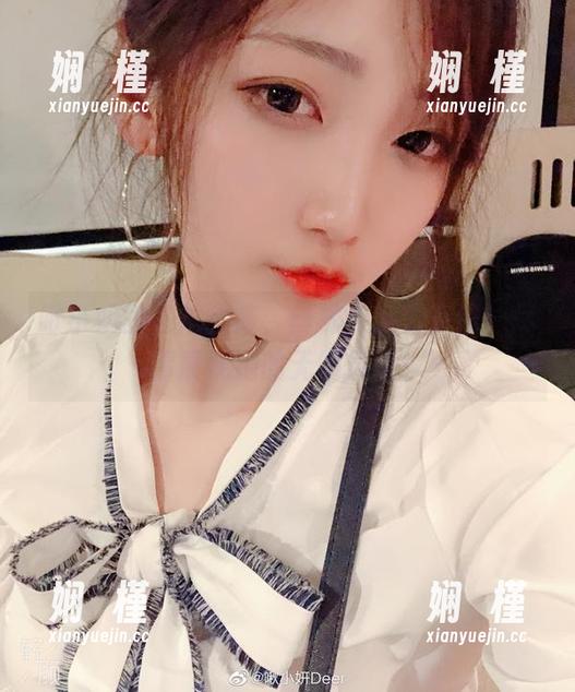啾小妍的私拍图集，丝袜与魅力交织，尽情展现她的无限风采！
