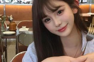头条女神 - 透视美学的典范：JennyR的裤里丝高清写真带来的沉醉体验