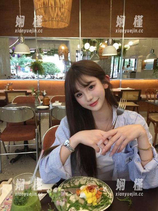 头条女神 - 透视美学的典范：JennyR的裤里丝高清写真带来的沉醉体验