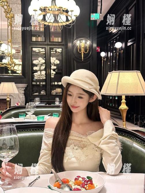 头条女神 - 你的清纯女神来了！娜依灵儿的私房写真，让人心动不已！