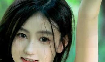 头条女神 - 易阳最新白色主题图片，传递简约之美的写真魅力