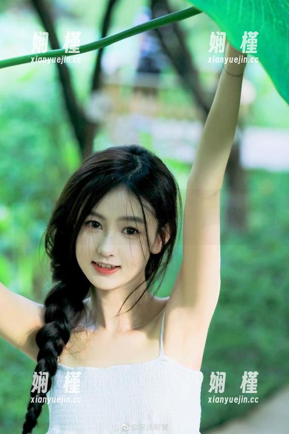头条女神 - 易阳最新白色主题图片，传递简约之美的写真魅力