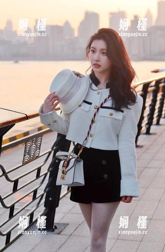 头条女神 - 火儿短裙优雅风情，精彩写真精选合集分享给你