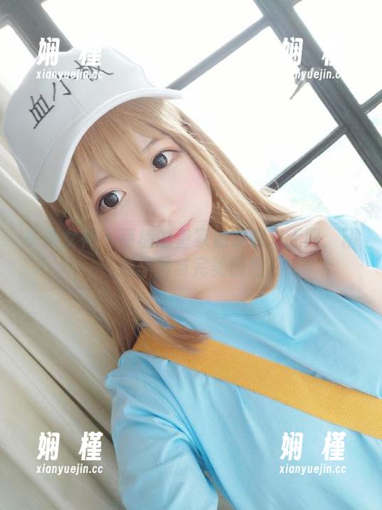 头条女神 - 蔡楠的皇家派对魅力无限：精彩原图与完美图包