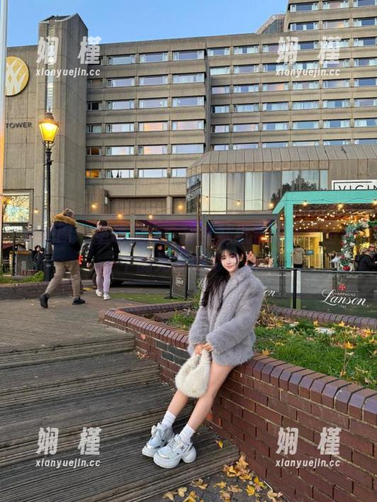 微密圈 - 重磅发布：奶宝妹纸夜晚泳池图包中的无限魅力作品