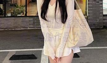 妖精视觉 - 黑白交织的私房写真：妞妞倾情呈现的作品之美