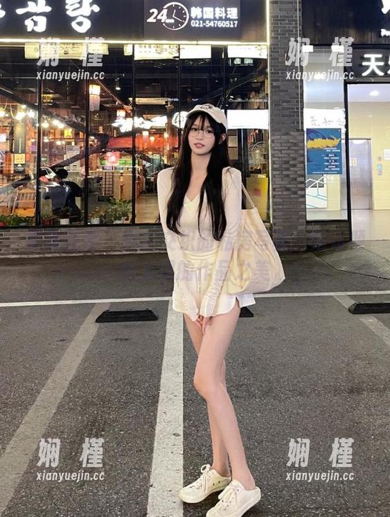 妖精视觉 - 黑白交织的私房写真：妞妞倾情呈现的作品之美