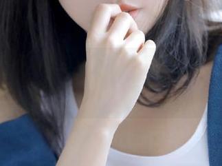 尤果网 - 唐溪若眼镜写真图包，记录她在光影下绽放的无限魅力与风采