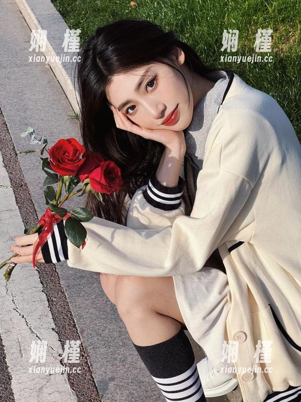尤果网 - 精选尤菲儿吊带图集，感受她在摄影中的诗意表达与个人风格